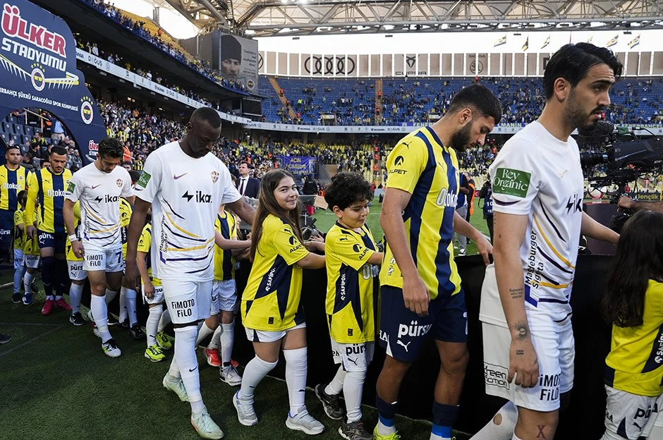 fenerbahce eyüpspor futbolcular sahaya çıktı